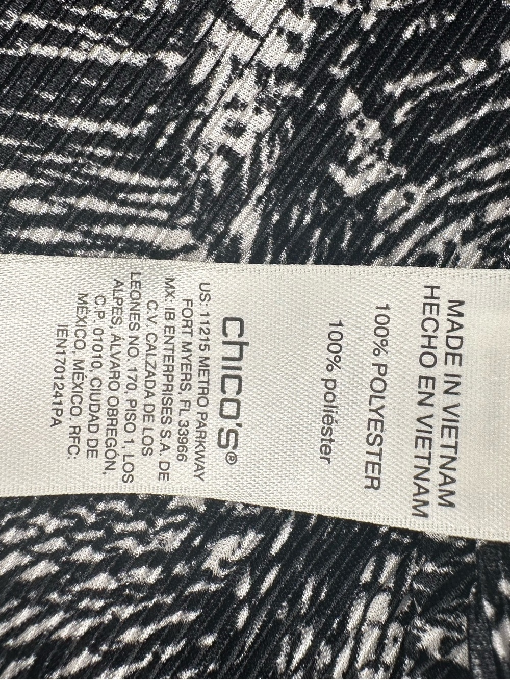 Chico's Etched Leaf Ruffle Sleeves Top SZ 4 V Neck 3/4 Sleeves Color Black - Picture 8 of 9